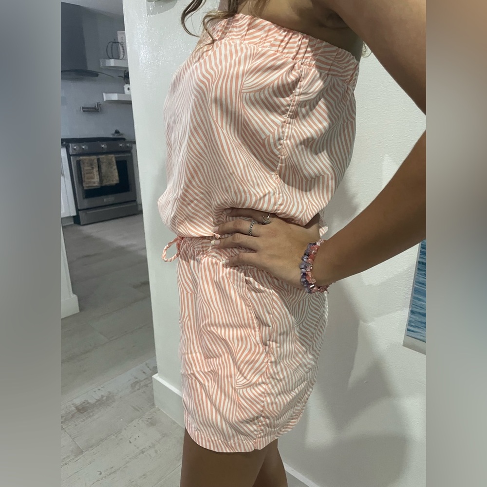 Sleeveless jumper, stripped in peach and white